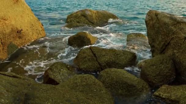 Video 1920x1080 - Rocas costeras. Tailandia, mar tropical — Vídeos de Stock