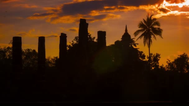 Vídeo 1920x1080 - Silhuetas das ruínas dos templos antigos ao pôr-do-sol. Tailândia, Sukhothai — Vídeo de Stock