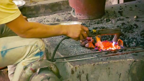 Vidéo 1920x1080 - Fabrication de souvenirs en cuivre. Atelier au Cambodge, Siem Reap — Video