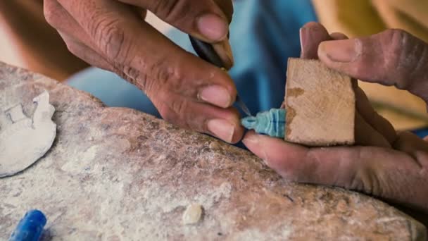 Video 1920x1080 - Hacer figurita de piedra en miniatura. taller en Camboya, Siem Reap — Vídeo de stock