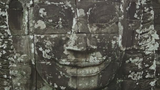 Vidéo 1920x1080 - Énorme face en pierre sur le mur. Bayon, Angkor, Cambodge 