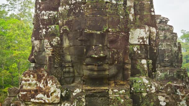 Видео 1920x1080 - Каменные башни старого храма с лицами. XII - XIII век. Камбоджа, Ангкор, Байон — стоковое видео