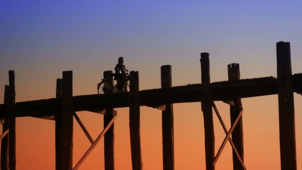 Video 1920x1080 - Man with bicycle at old bridge. Burma, Mandalay — Stock Video