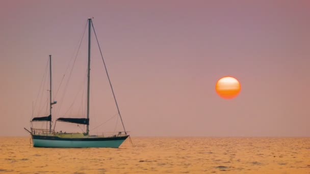 Video 1920x1080 - Yate de vela en la bahía. Puesta de sol tropical — Vídeos de Stock