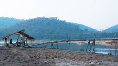 video 1920 x 1080 - eski ahşap köprü Nehri üzerinde. Laos, luang prabang, akşam