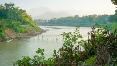 video 1920 x 1080 - eski bambu köprü Nehri. Laos, luang prabang