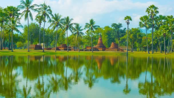 Видео 1920x1080 - Таиланд, Сукхотай - парк с прудом, пальмами и руинами храма — стоковое видео