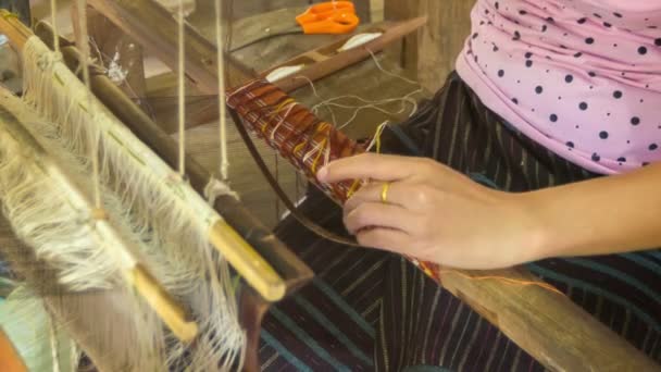 Video 1920 x 1080 - vrouw die werkt op een weefgetouw. Laos — Stockvideo