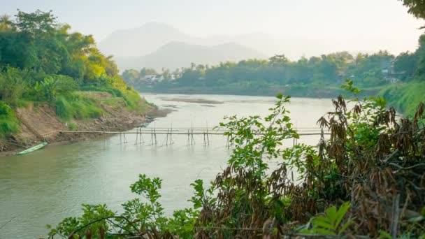 Video 1920x1080 - Ponte de bambu velha do outro lado do rio. Laos, Luang Prabang — Vídeo de Stock