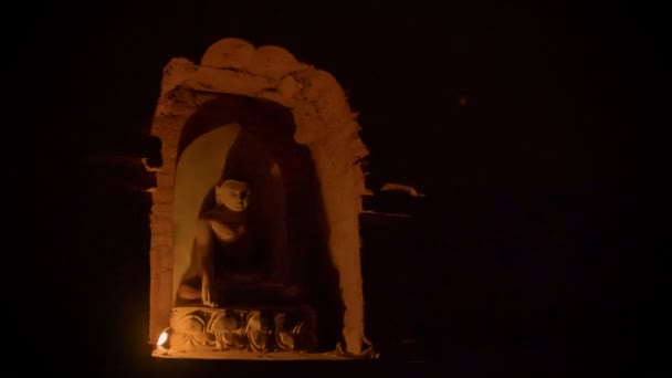 vídeo de alta definición - cuarto oscuro sombrío en un templo ... vídeo de alta definición - cuarto oscuro sombrío en un templo ...