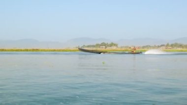 yüksek tanımlı video - tekne ile yerel köylü Inle gölü etrafında bizimkiler yaşar gider.