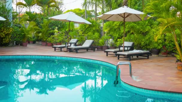 Vidéo haute définition - Transats et parasols autour de la piscine de l'hôtel 