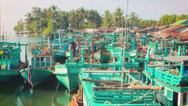 Högupplöst video - trä fiskebåtar parkerade. Sihanoukville, Kambodja — Stockvideo