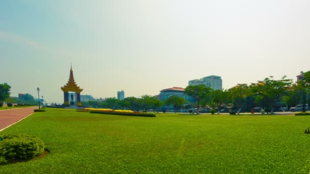 Vidéo haute définition - Place avec un monument dans le centre-ville. Phnom Penh, Cambodge — Video