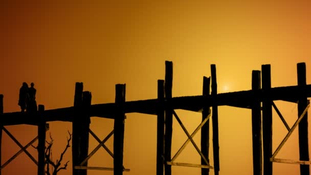 Video de alta definición - Los monjes caminan a través del antiguo puente de madera. Birmania, Mandalay — Vídeos de Stock