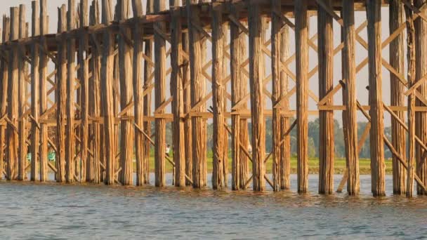 Video de alta definición - Pilares del viejo puente de madera. Birmania, Mandalay, U Bein puente — Vídeo de stock