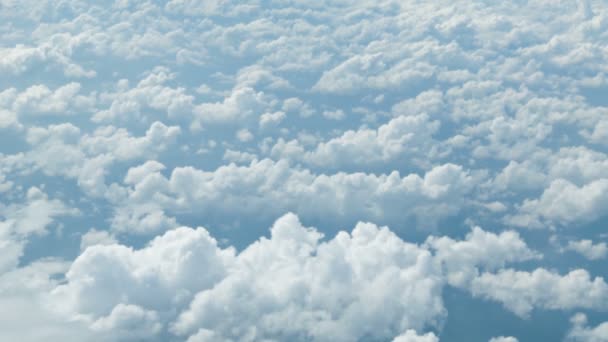 Vidéo haute définition - Vue depuis l'avion. Nuages à une hauteur de plusieurs kilomètres 