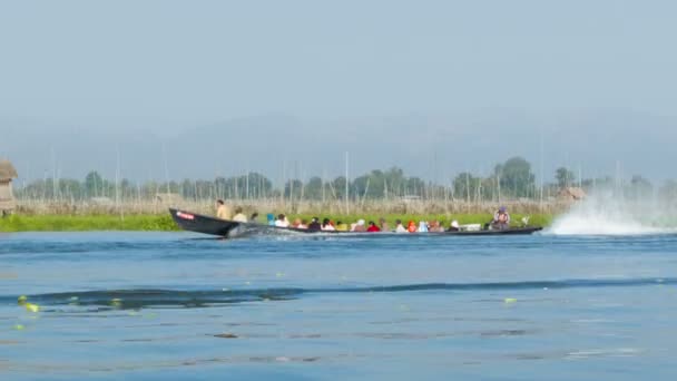 Wysoki definicja wideo - łódź z miejscowej ludności na inle lake. Birma — Wideo stockowe