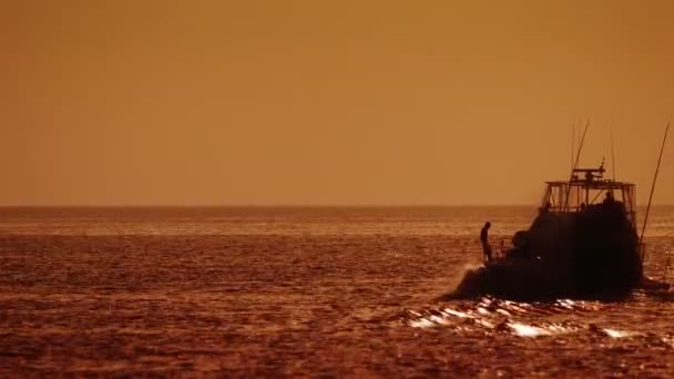 Video de alta definición - Yate de motor entra en la puesta del sol — Vídeos de Stock