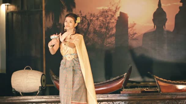 SUKHOTHAI, THAILAND - 27 NOV 2013: Thailand traditional dance. Young woman performs a dance on the scene — Stock Video