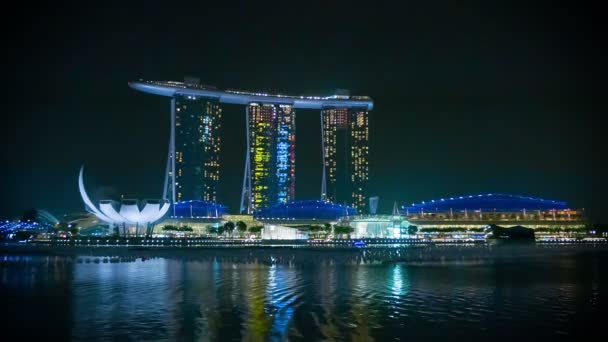 SINGAPORE - DEC 30 2013: Marina Bay Sands hotel at night with reflection in water — Stock Video