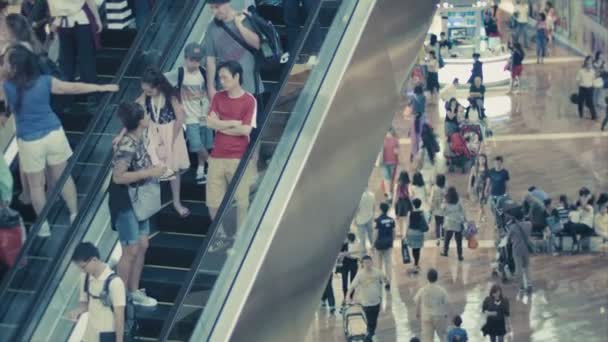 SINGAPORE - DEC 31 2013: A crowd on the escalator in the shopping area of Marina Bay Sands. New Year shopping — Stock Video