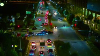 Singapur - Aralık 31 2013: meşgul sokaklarda kutlama yeni yıl önce trafik