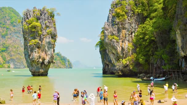 PHANG NGA, TAILANDIA - 24 FEB 2014: Isla James Bond (Ko Tapu). Muchos turistas en la orilla entre las rocas en el fondo de la isla de piedra caliza — Vídeo de stock