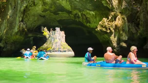 攀牙府、 泰国-2014 年 2 月 24 日： 皮划艇在石灰石悬崖之间的游客。普吉岛和其他岛屿的泰国受游客欢迎 — 图库视频影像