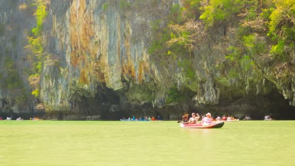 PHANG NGA, TAILANDIA - 24 FEB 2014: Kayaks con turistas cerca de la enorme roca con cuevas — Vídeos de Stock