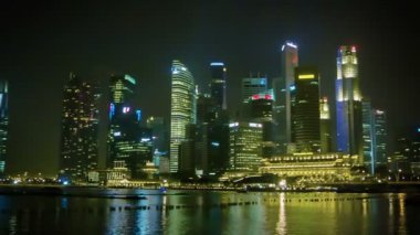 Singapur - 01 Ocak 2014: Körfez ve marina bay üzerinde merkezi bir yerde içinde gökdelenler. panning ile çekim