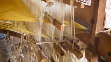 Inle Gölü, myanmar - Ocak 2014 yaklaşık: dokuma fabrikası Burma. eski tezgah çalışmaları yakın çekim