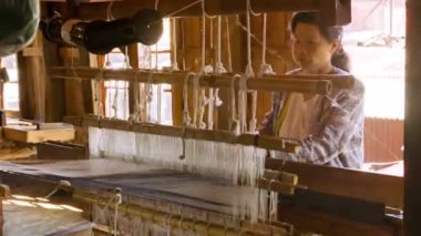 Inle Gölü, myanmar - Ocak 2014 yaklaşık: dokuma fabrikası Burma. bir kadın kumaş üreten oldu