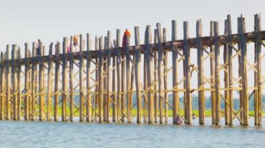 Mandalay, myanmar - 13 Ocak 2014: u bein köprüden taungthaman Gölü. 1.2 km Köprüsü 1850 civarında inşa edilmiş ve dünyanın en eski ve en uzun teakwood Köprüsü