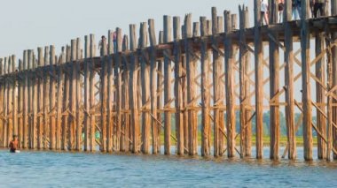 Mandalay, myanmar - Ocak 2014 yaklaşık: u bein köprüden taungthaman Gölü. 1.2 km Köprüsü 1850 civarında inşa edilmiş olup dünyanın en eski ve en uzun teakwood köprü