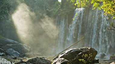 video 1080p - Kamboçya yağmur ormanları arasında büyük şelale