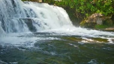 küçük bir nehir şelale, video 1080p - Kamboçya - yatay