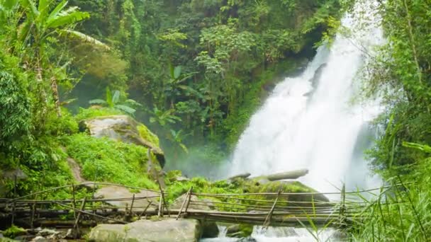 Video 1080p - Wobbly bamboo bridge at the foot of the waterfall. Shooting with Zoom — Stock Video