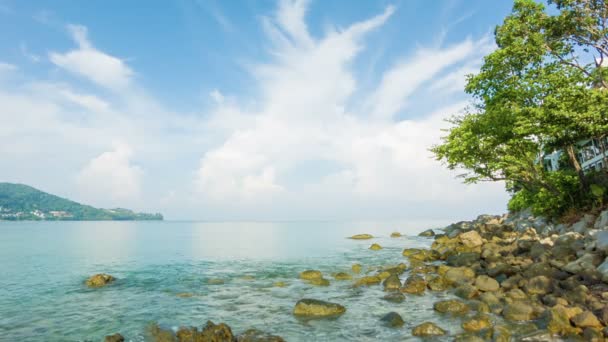 Video 1080p - Orilla del mar tropical abandonada con rocas y árboles contra un hermoso cielo — Vídeos de Stock