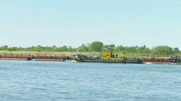 NIZHNY NOVGOROD, RUSSIA - CIRCA MAY 2014: Dredge on the Volga river and tug boat — Stock Video