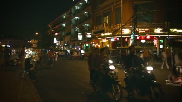 プノンペン, カンボジア - 2013 年 12 月 29 日： 街の通りに夜のトラフィック。オートバイ、オートバイ タクシーによって支配されます。 — ストック動画