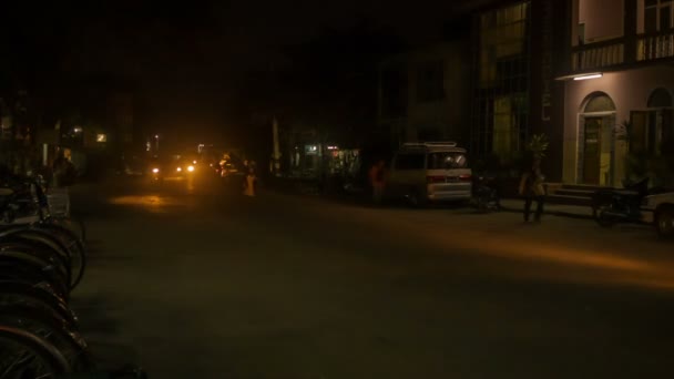 Bagan, myanmar - 11 Ocak 2014: Birmanya Asya tozlu yol trafik motosiklet ve otomobil ile gece — Stok video
