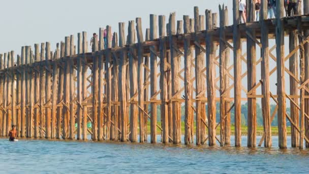 Mandalay, myanmar - circa jan 2014: u bein brug over het meer taungthaman. 1.2 km brug werd gebouwd rond 1850 en is de oudste en langste teakhout brug in de wereld — Stockvideo