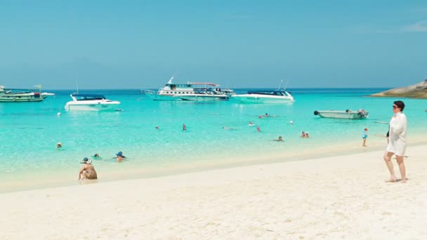 Similans、タイ - 3 月 2014 年頃: 白い砂のビーチで観光客。高速モーター ボートのアンカーで待っています。 — ストック動画