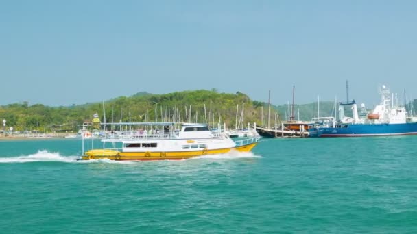 Phang nga, thailand - circa februari 2014: kleine schip met toeristen uit naar zee. op de achtergrond, een heleboel prive-jachten — Stockvideo