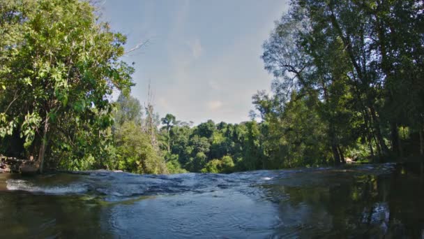 Vidéo 1080p - Rivière tombe en panne. Cascade, une vue de dessus du ruisseau — Video