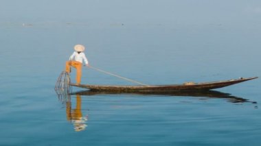 video 1080p - yerel balıkçı tekne ile balık tuzak. Inle Gölü, myanmar