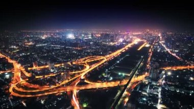 video 1080p - yol kavşağı ile gece şehir panoraması.