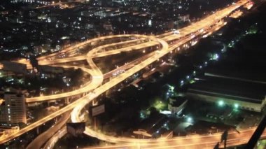 video 1080p - üstten görünüm gece şehir ve karayolları üzerinde. Bangkok, Tayland