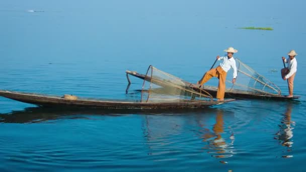 Vídeo 1080p - Dois pescadores em barcos tradicionais girando. Lago Inle, Mianmar — Vídeo de Stock